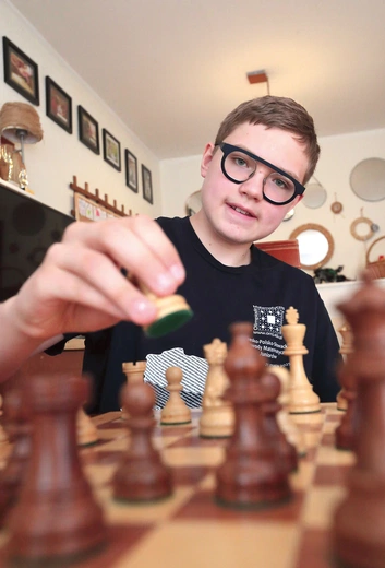 Marek jako pięciolatek zainteresował się szachami. Zasad gry nauczył się sam
