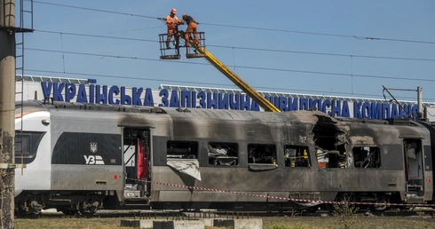 Zniszczony w rosyjskim ataku pociąg osobowy