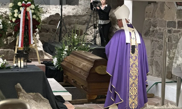 Gniezno: śp. abp Józef Kowalczyk spoczął w podziemiach katedry gnieźnieńskiej