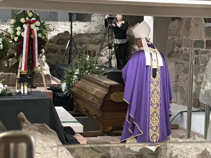 Gniezno: śp. abp Józef Kowalczyk spoczął w podziemiach katedry gnieźnieńskiej