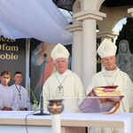 Modlitwa przy kaplicy w Opocznie 