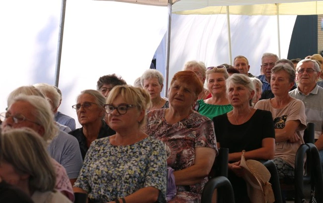 Modlitwa przy kaplicy w Opocznie 