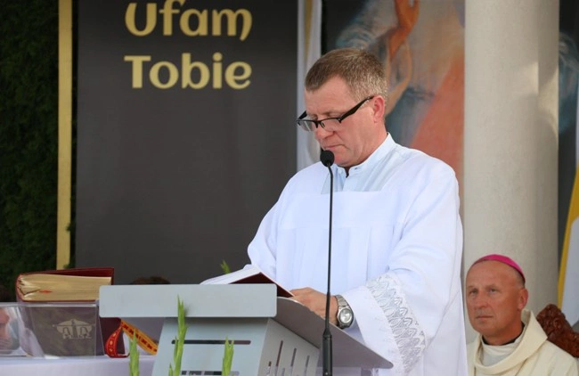 Modlitwa przy kaplicy w Opocznie 