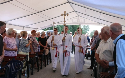 Modlitwa przy kaplicy w Opocznie 