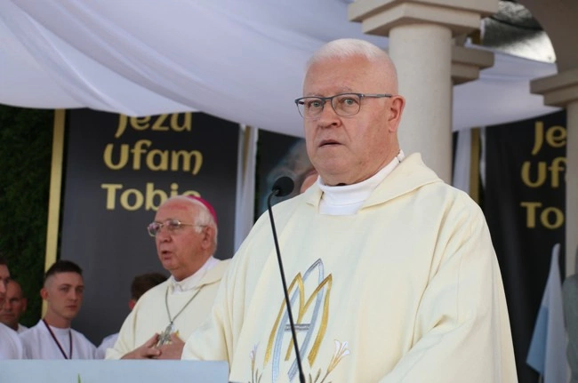 Modlitwa przy kaplicy w Opocznie 