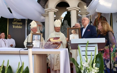 Stanisław i Bogusława Tępińscy ofiarowali uczestnikom liturgii portrety papieża Leona XIV
