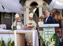 Stanisław i Bogusława Tępińscy ofiarowali uczestnikom liturgii portrety papieża Leona XIV