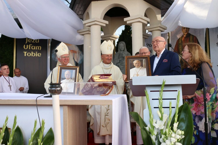 Stanisław i Bogusława Tępińscy ofiarowali uczestnikom liturgii portrety papieża Leona XIV
