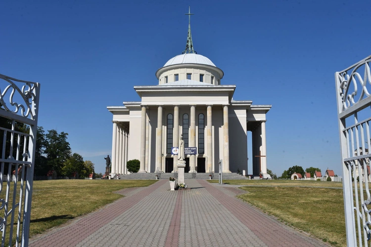 Dąbrowska świątynia jubileuszowa