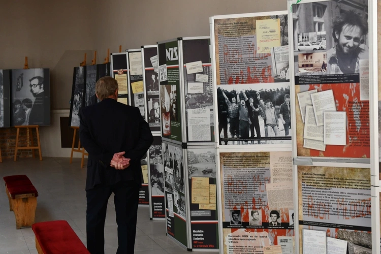 Polowa Msza św. przy katedrze na 45 lat Solidarności