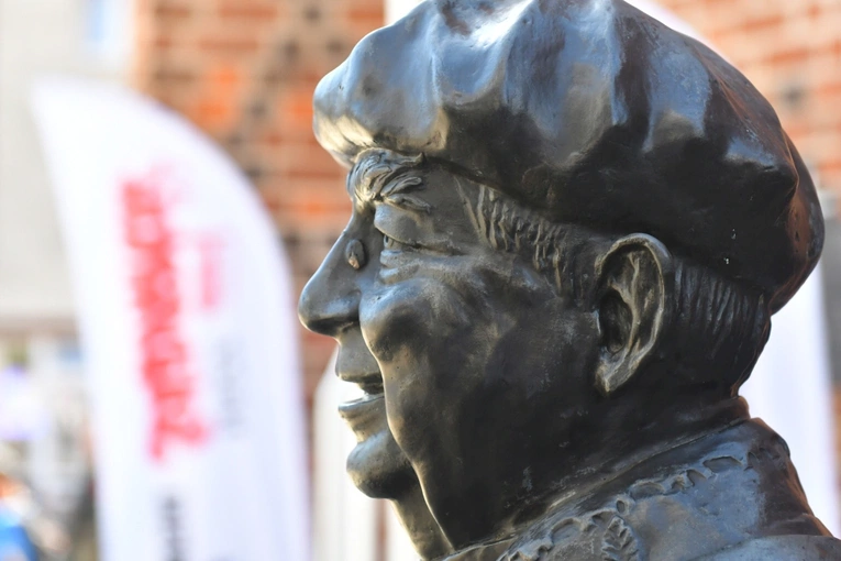 Polowa Msza św. przy katedrze na 45 lat Solidarności