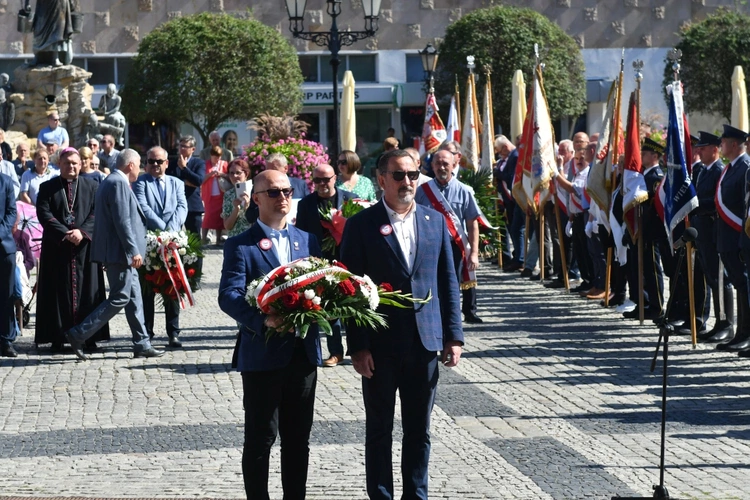 Polowa Msza św. przy katedrze na 45 lat Solidarności