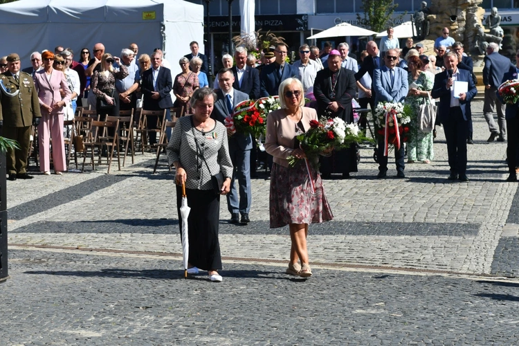 Polowa Msza św. przy katedrze na 45 lat Solidarności