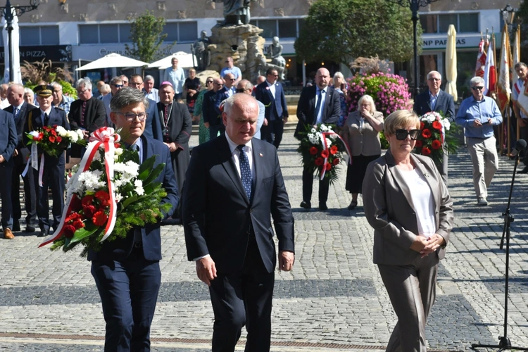 Polowa Msza św. przy katedrze na 45 lat Solidarności