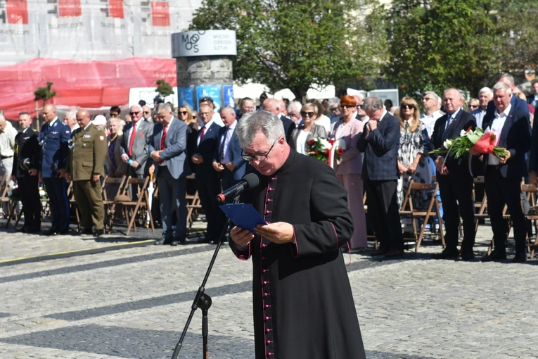 Polowa Msza św. przy katedrze na 45 lat Solidarności