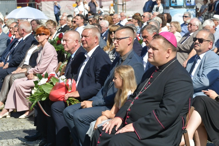 Polowa Msza św. przy katedrze na 45 lat Solidarności