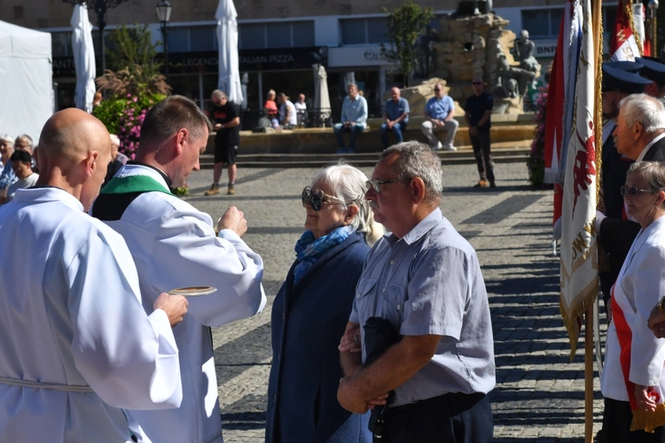 Polowa Msza św. przy katedrze na 45 lat Solidarności