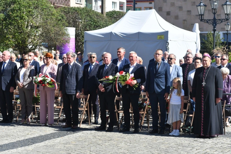 Polowa Msza św. przy katedrze na 45 lat Solidarności