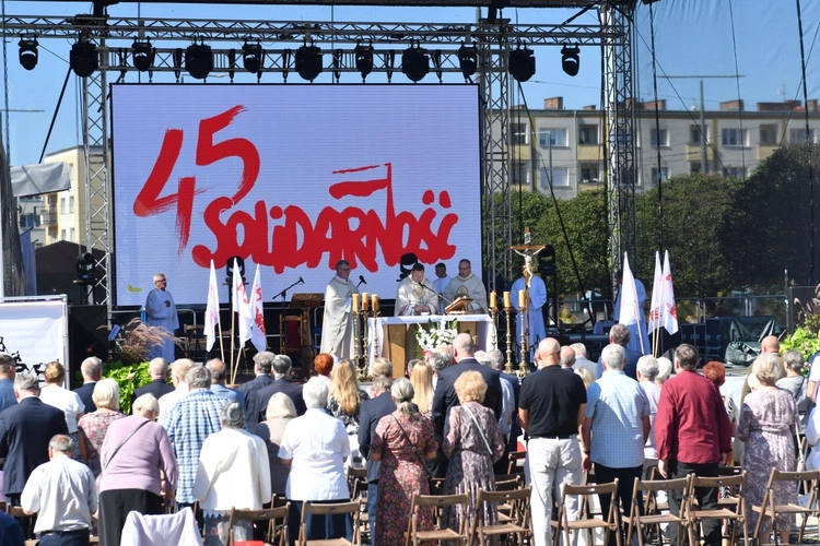 Polowa Msza św. przy katedrze na 45 lat Solidarności