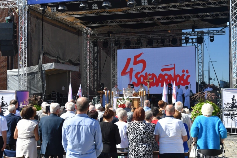 Polowa Msza św. przy katedrze na 45 lat Solidarności