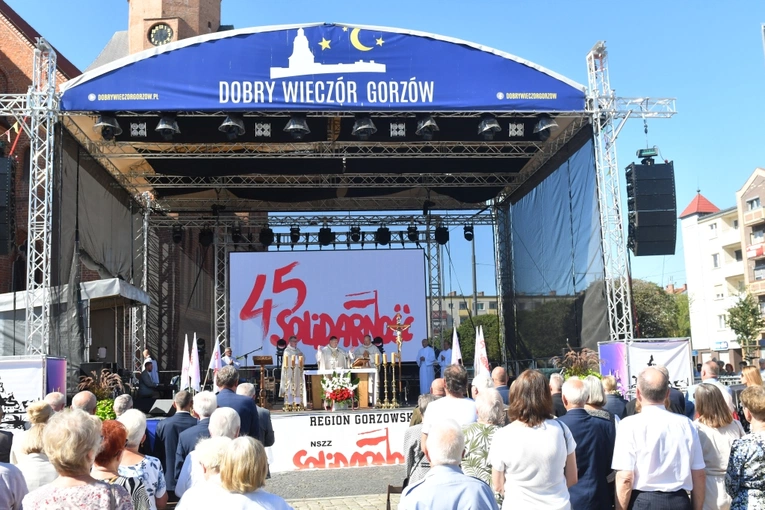 Polowa Msza św. przy katedrze na 45 lat Solidarności