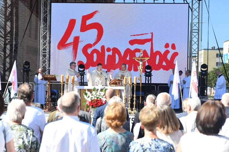 Polowa Msza św. przy katedrze na 45 lat Solidarności
