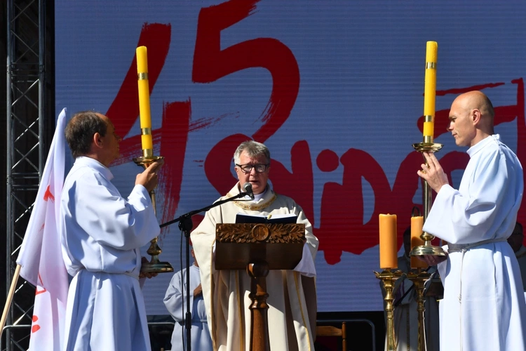 Polowa Msza św. przy katedrze na 45 lat Solidarności
