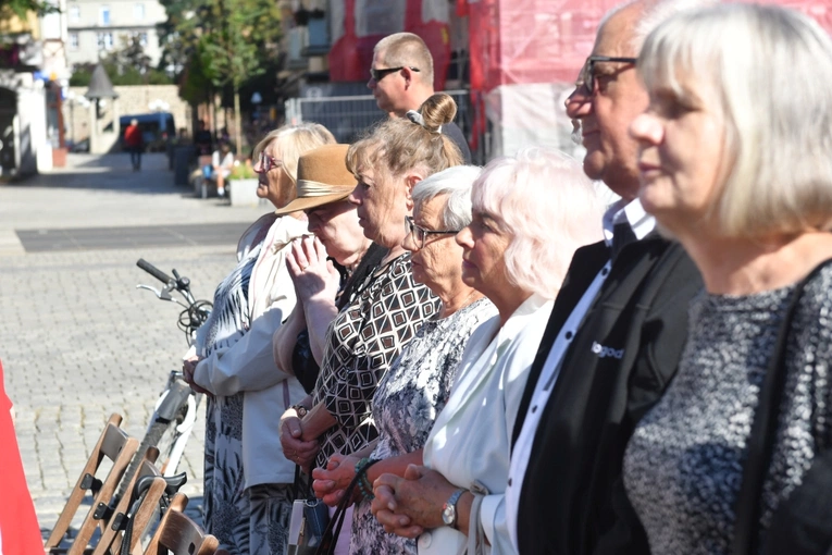 Polowa Msza św. przy katedrze na 45 lat Solidarności
