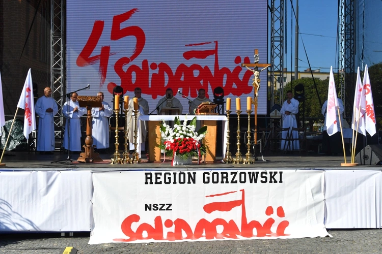Polowa Msza św. przy katedrze na 45 lat Solidarności