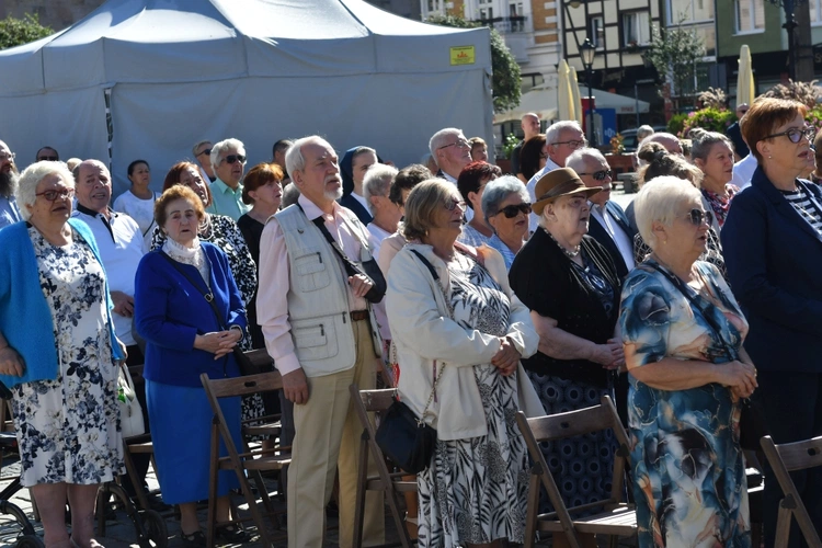 Polowa Msza św. przy katedrze na 45 lat Solidarności