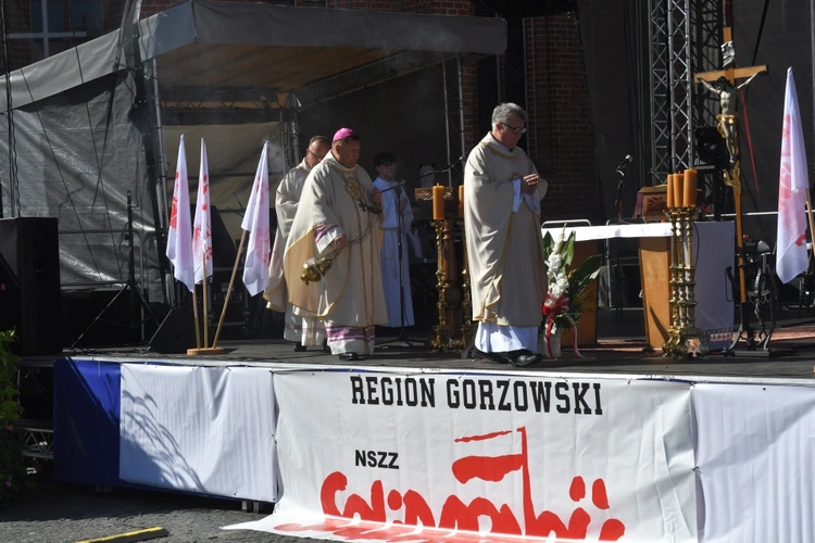 Polowa Msza św. przy katedrze na 45 lat Solidarności