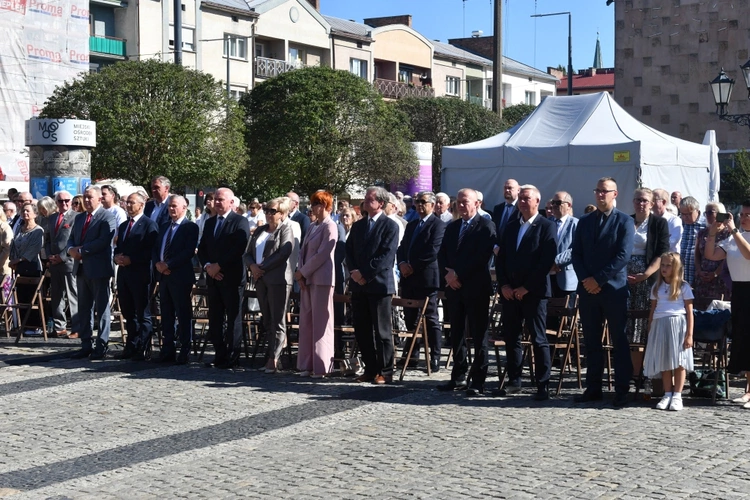 Polowa Msza św. przy katedrze na 45 lat Solidarności