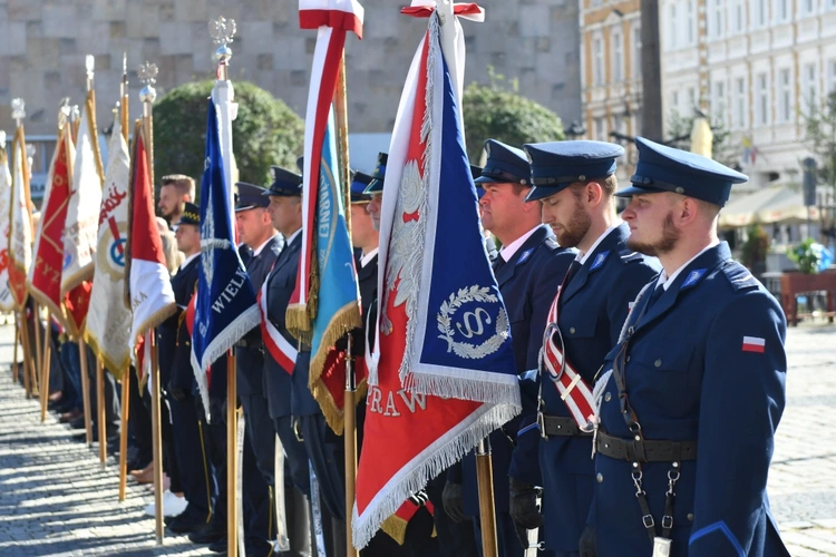 Polowa Msza św. przy katedrze na 45 lat Solidarności