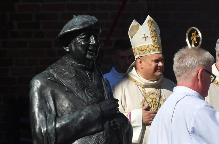 Polowa Msza św. przy katedrze na 45 lat Solidarności