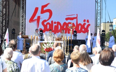 Polowa Msza św. przy katedrze na 45 lat Solidarności