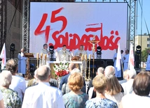 Polowa Msza św. przy katedrze na 45 lat Solidarności