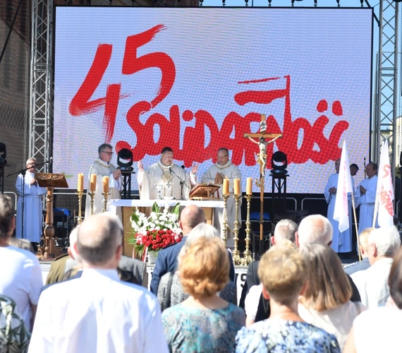 Polowa Msza św. przy katedrze na 45 lat Solidarności