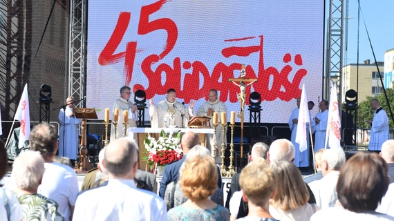 Polowa Msza św. przy katedrze na 45 lat Solidarności