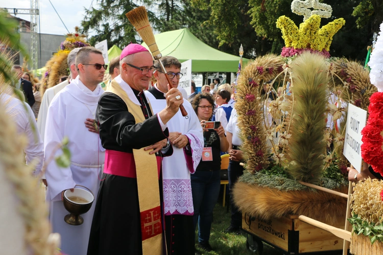Płońsk. Wojewódzko-diecezjalne święto plonów  cz.I