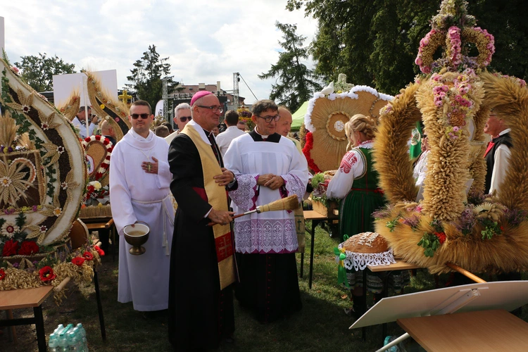 Płońsk. Wojewódzko-diecezjalne święto plonów  cz.I