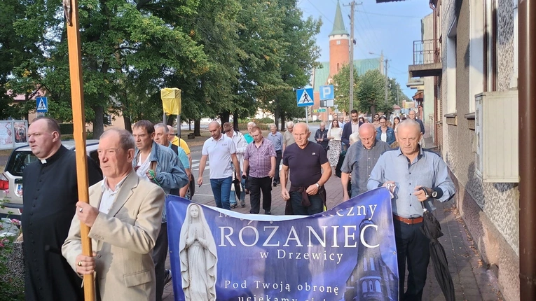 Męski Różaniec w Drzewicy w intencji dzieci