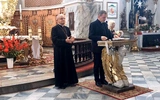 Biskup wraz z ks. Damianem Mroczkowskim, odpowiedzialnym w diecezji za katechetów.