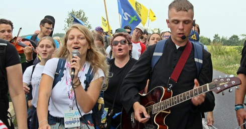 Tego jeszcze nie grali. Ano grali! Na pielgrzymce. Przed nami I Przegląd Piosenki Pielgrzymkowej