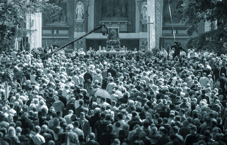 Królowa pękniętej ziemi. Jak w 1925 r. Maryja Piekarska połączyła podzielone granicą śląskie rodziny