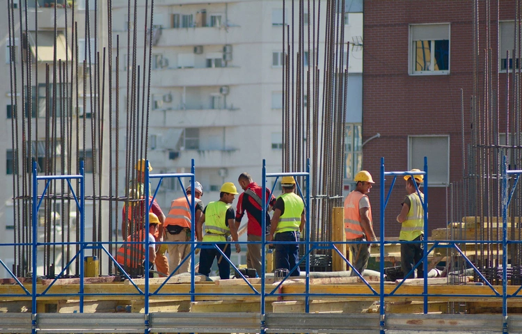 Ukraińcy w pracy. Ilu ich jest? W jakich sektorach znajdują zatrudnienie? Jak ich obecność wpływa na polski budżet?