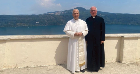 Proboszcz z Castel Gandolfo: Leon XIV patrzy w sposób, który wręcz ogrzewa serce