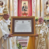 Ks. Zbigniew Jurasz i bp Roman Pindel z aktem dla świątyni.