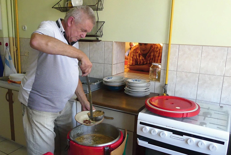 Bogusław Hurynowicz  – główny kucharz domu „Ojca Pio”.
