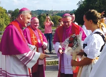Biskupi  (od prawej) Roman Pindel, Piotr Greger i Martin David podczas powitania na przeprawie.