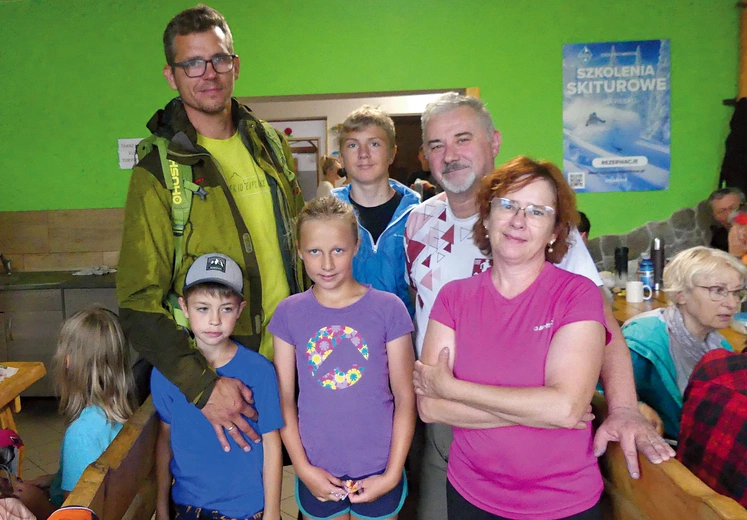 Na Hali Miziowej – Ewa i Jerzy Misikowie (z prawej) oraz Jakub Chrapek z Francesco Team, wspólnoty, która rozpoczęła EwB – z młodszym pokoleniem.